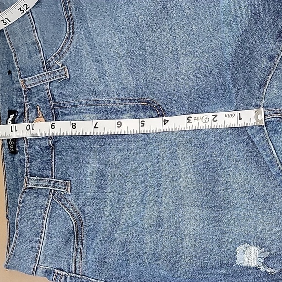 FashionNova Size 3 Distressed Medium Wash Skinny Jeans, Gently Used Condition - Picture 4 of 15